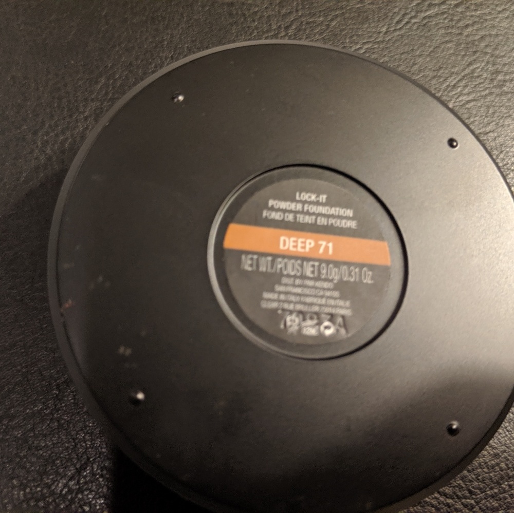 Kat Von D Lock-It Powder Foundation Deep 71 - Picture 4 of 8
